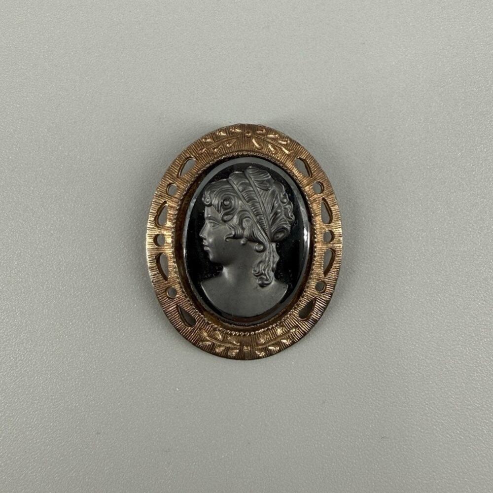 Vintage Black Glass Cameo Brooch Gold Tone Openwork Frame Lady Profile Reverse ￼